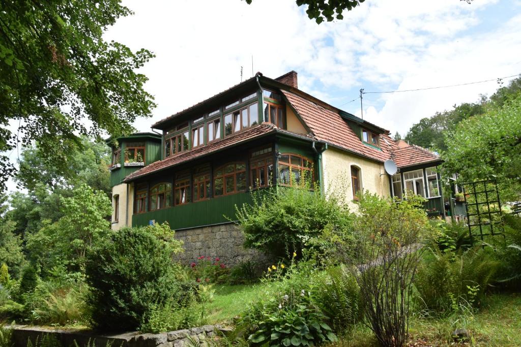 a large house with a green roof at Pokoje Gościnne u Markusa in Polanica-Zdrój