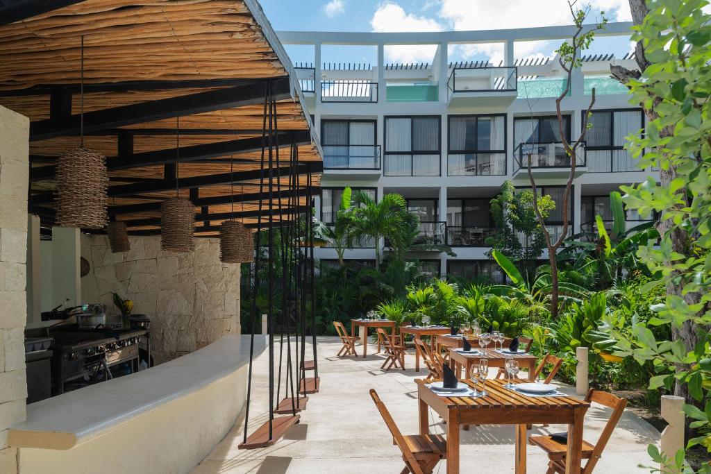 Restaurace v ubytování The Waves Tulum by BNB Experience