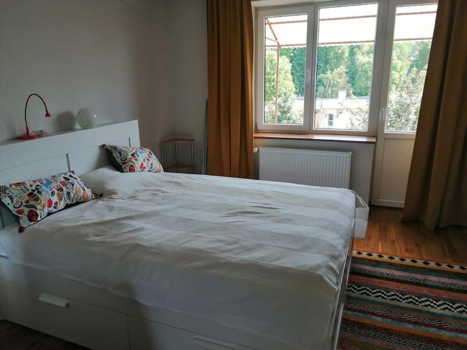 Un pat sau paturi într-o cameră la Delightful - Színes és pihentető