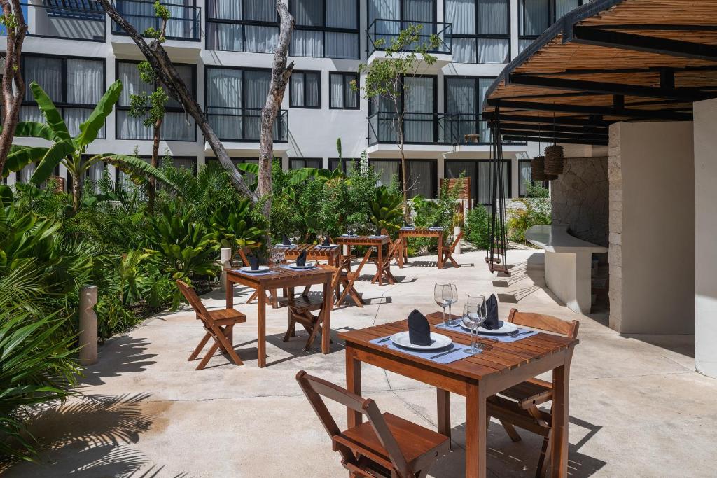 Restaurace v ubytování The Waves Tulum by BNB Experience