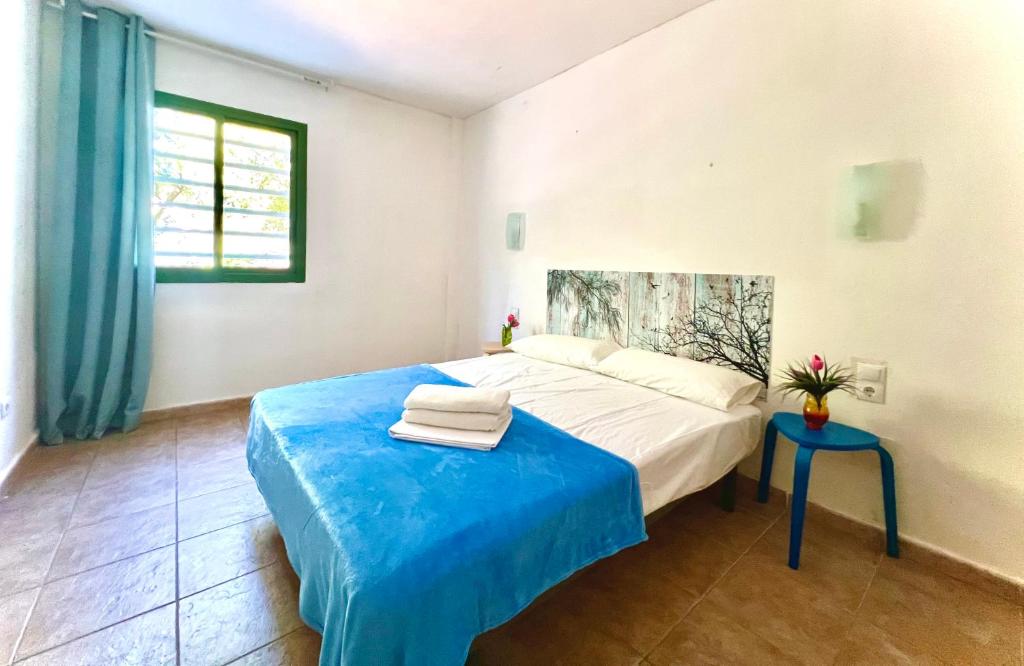 A bed or beds in a room at Apartamento para 6 a 5 min Port Aventura en Hotel Festival Village