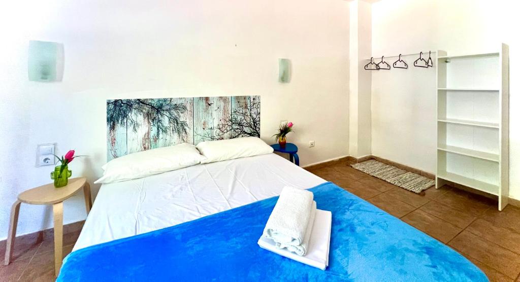 A bed or beds in a room at Apartamento para 6 a 5 min Port Aventura en Hotel Festival Village