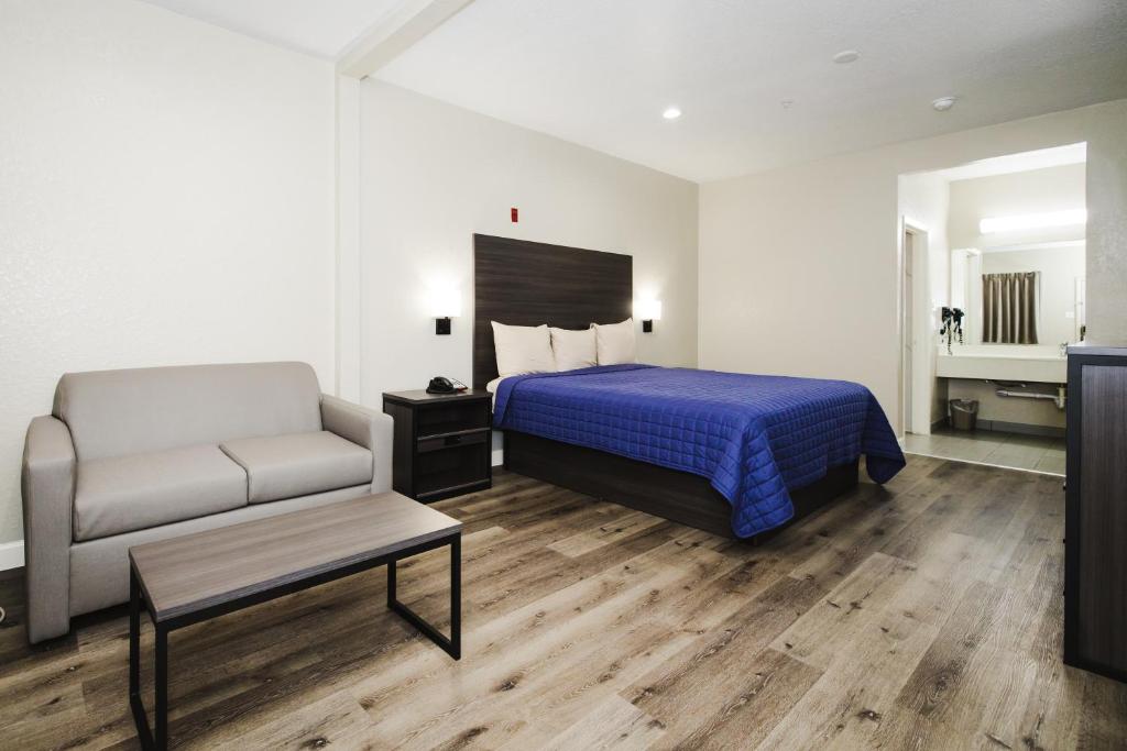 TV a/nebo společenská místnost v ubytování Winchester Inn and Suites Humble/IAH/North Houston