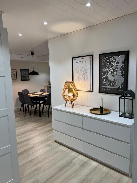 un comedor con una mesa y una lámpara en un mostrador en City Apartment Ilmola, en Rovaniemi