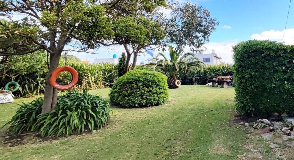 einen Garten mit einem orangenen Objekt im Gras in der Unterkunft Coca in Santa Clara del Mar