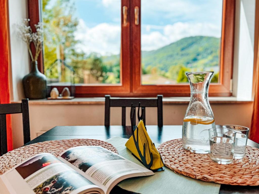 Výhľad na hory alebo výhľad na hory priamo z of the bed and breakfast