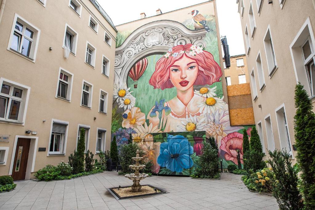 un murale di una donna sul lato di un edificio di Old Town Apartment a Poznań