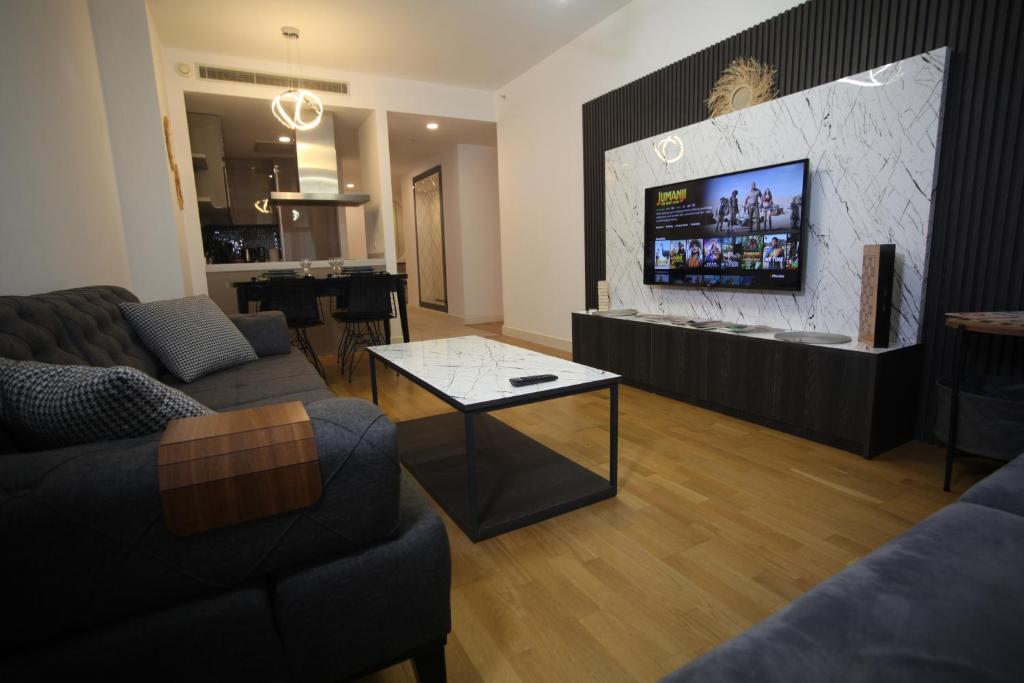 Uma área de estar em Most luxury 1-bedroom apartment in Taksim