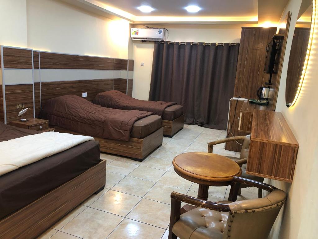 Postel nebo postele na pokoji v ubytování Al Deyafa Hotel