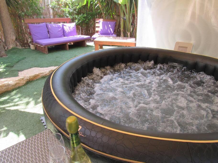 una grande vasca d'acqua con una bottiglia di vino di Gorgeous and cozy place in perfect location a Hashmona'im