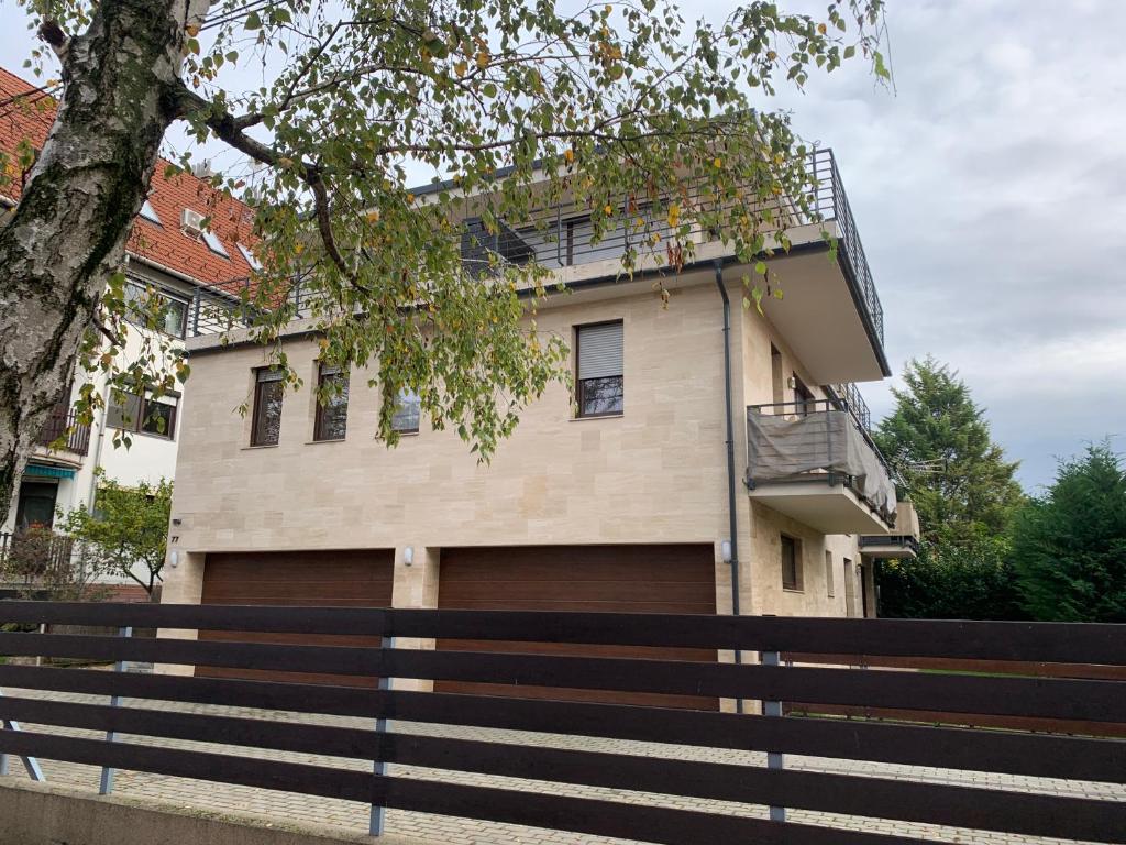 un edificio con dos puertas de garaje y una valla en Paskal Themal Apartman, free parking inside the building, en Budapest