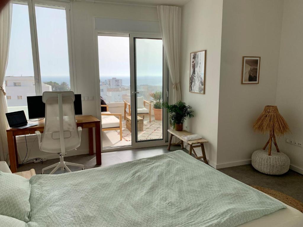 Postel nebo postele na pokoji v ubytování Sunset Ocean View Apartment mit Parking
