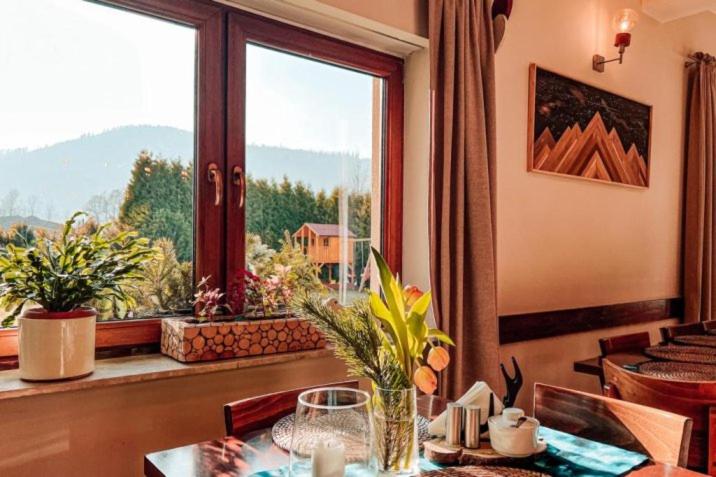 Výhľad na hory alebo výhľad na hory priamo z of the bed and breakfast