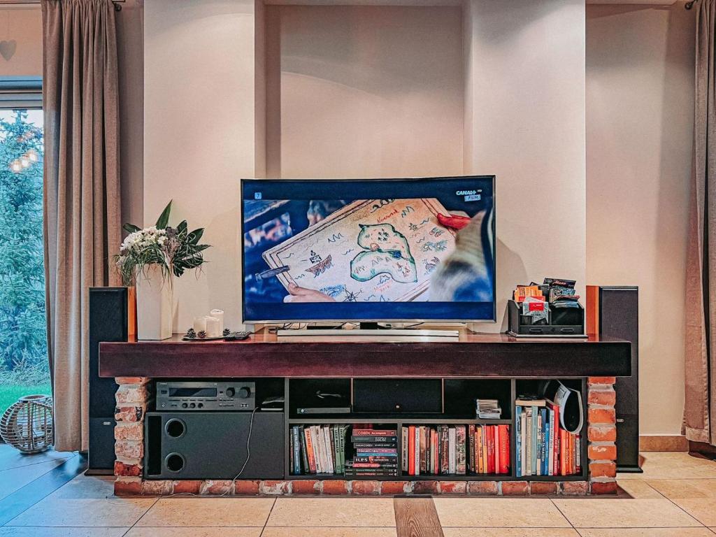 Televízia a/alebo spoločenská miestnosť v ubytovaní Przystanek Góry