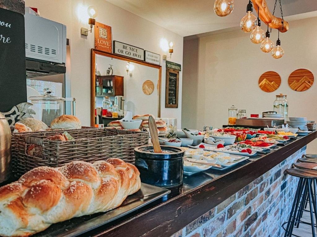 Jedlo v ubytovaní bed & breakfast alebo blízkom okolí