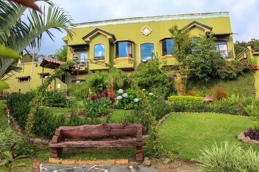 una casa gialla con una panchina davanti di Casas del Toro a Monteverde Costa Rica