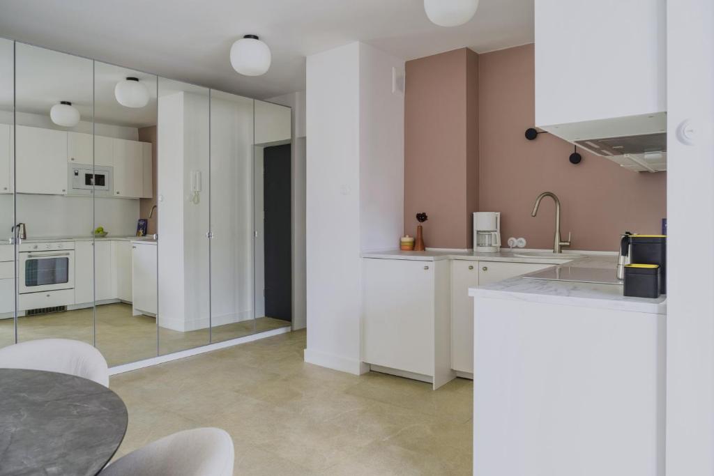 Kuchyňa alebo kuchynka v ubytovaní Warsaw Concierge Waszyngton Lounge