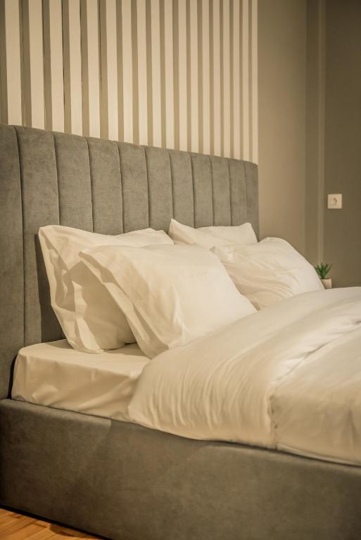 A bed or beds in a room at Hermes Apartment on Aristotelous Midas Home
