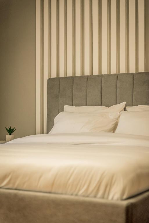 A bed or beds in a room at Hermes Apartment on Aristotelous Midas Home