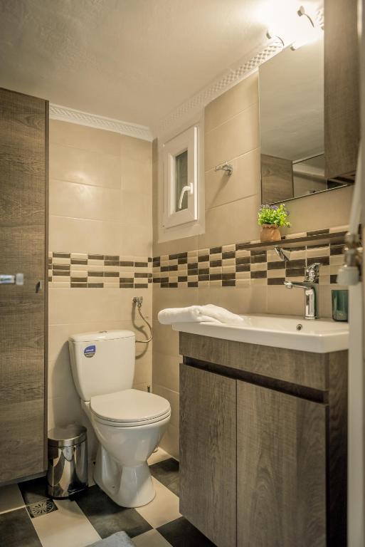A bathroom at Hermes Apartment on Aristotelous Midas Home