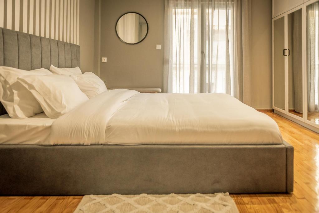 A bed or beds in a room at Hermes Apartment on Aristotelous Midas Home