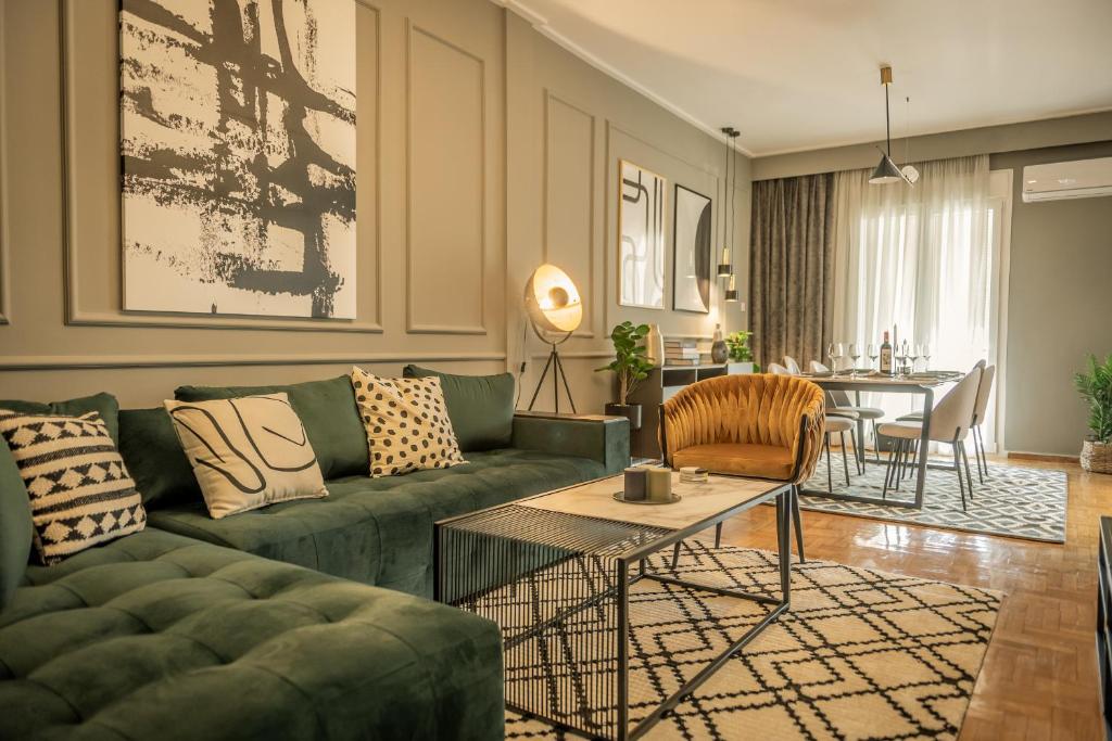 ein Wohnzimmer mit einem grünen Sofa und einem Tisch in der Unterkunft Hermes Apartment on Aristotelous Midas Home in Thessaloniki
