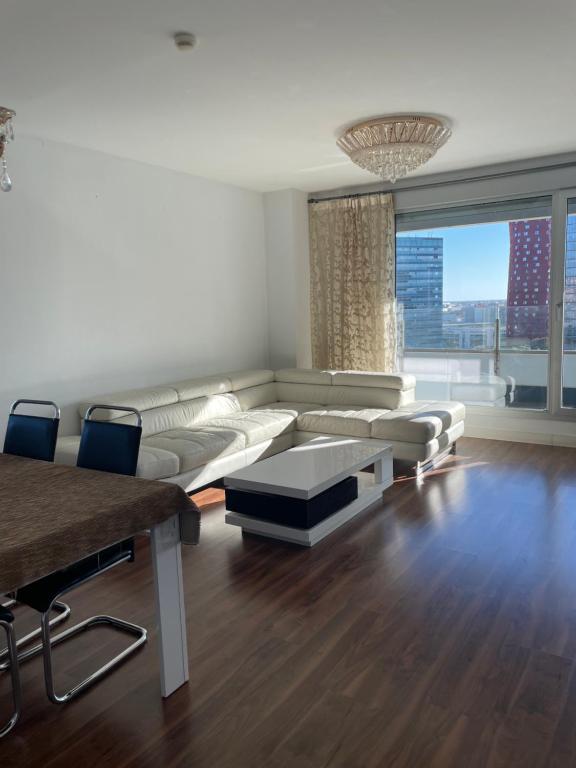 Posedenie v ubytovaní Fira de Barcelona City View Apartment with Garage Parking