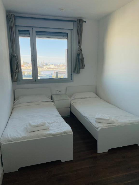 Posteľ alebo postele v izbe v ubytovaní Fira de Barcelona City View Apartment with Garage Parking