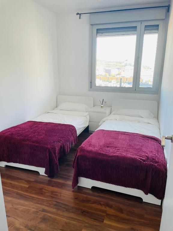 Posteľ alebo postele v izbe v ubytovaní Fira de Barcelona City View Apartment with Garage Parking