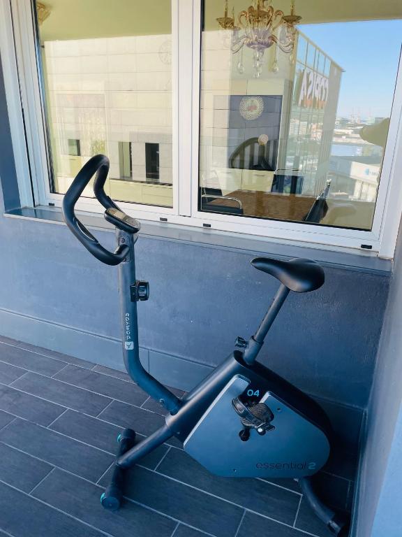 Posilňovňa alebo fitness centrum v ubytovaní Fira de Barcelona City View Apartment with Garage Parking