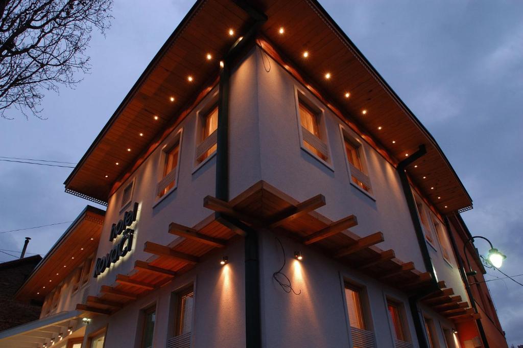 un bâtiment avec des lumières sur son côté dans l'établissement Hotel Kovači, à Sarajevo