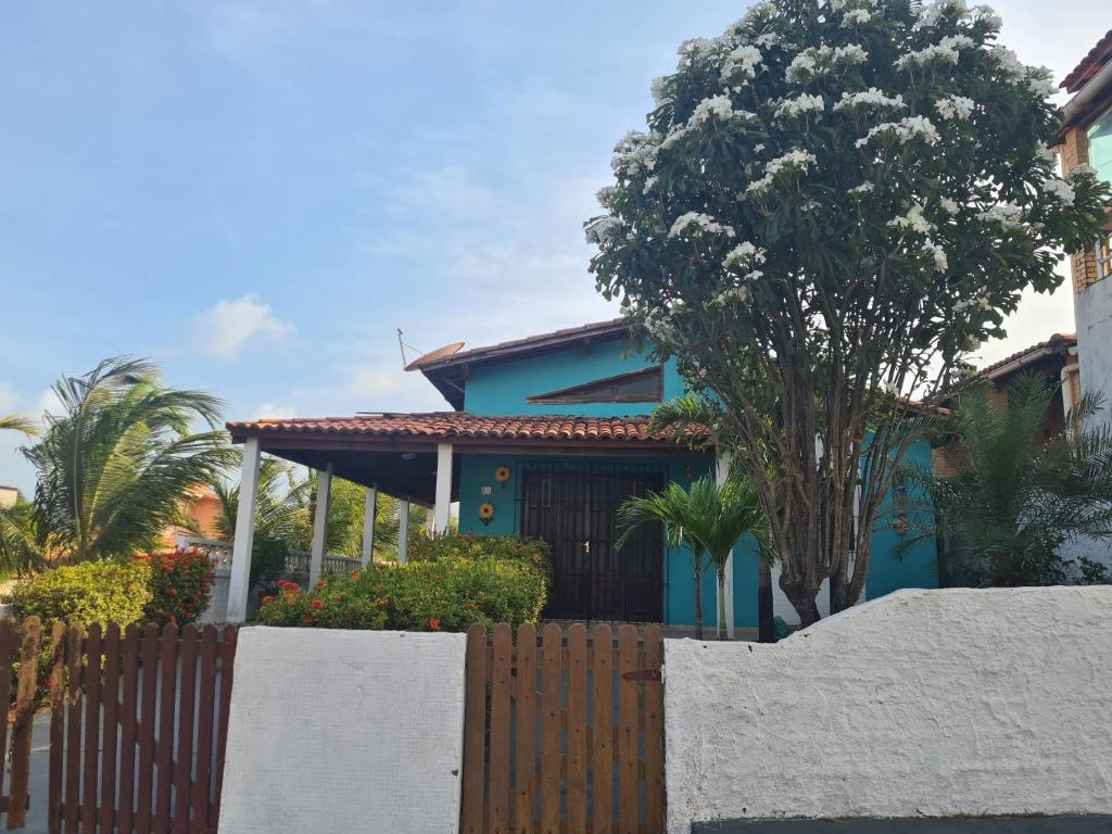 a house with a wooden fence in front of it at Casa no atalaia na rua atalho in Salinópolis