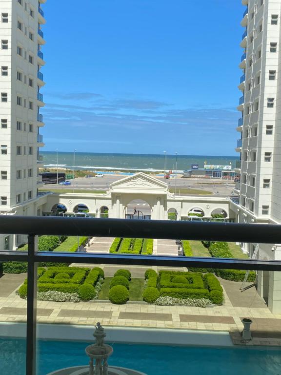 - Balcón con vistas a un edificio en IMPERIALE Luxury Apartment, en Punta del Este