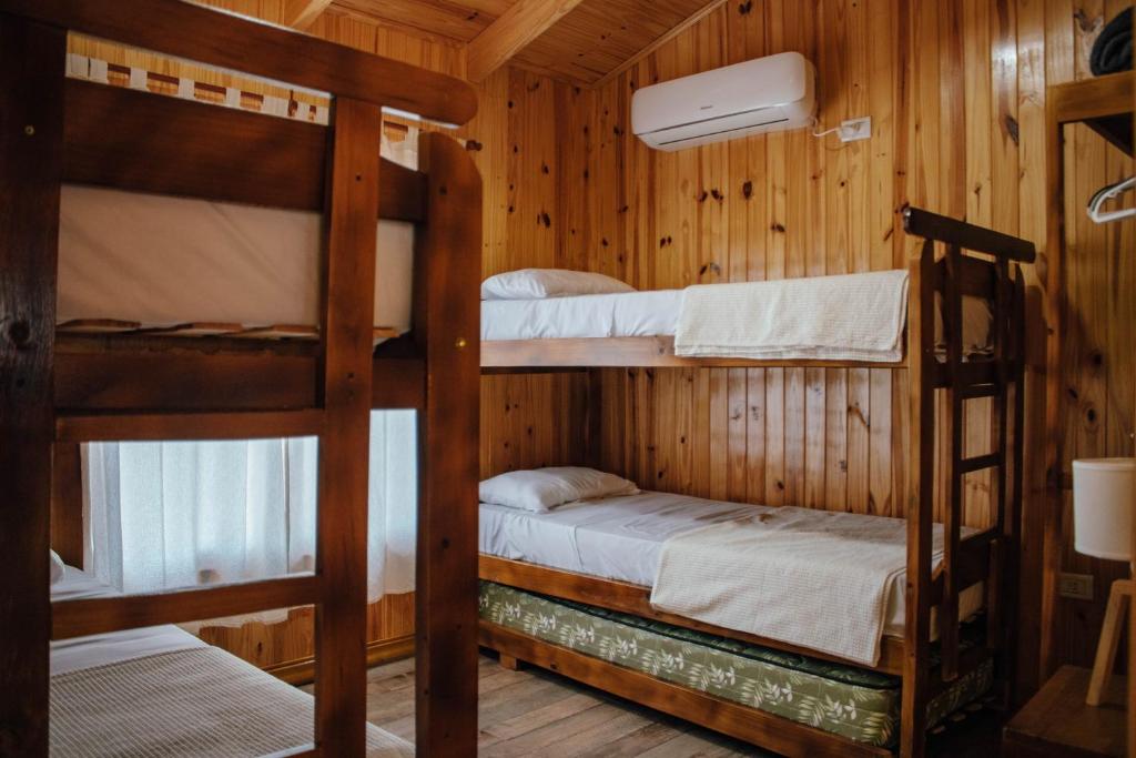 una camera da letto con due letti a castello in una cabina di CABAÑAS LA AMISTAD a Puerto Iguazú