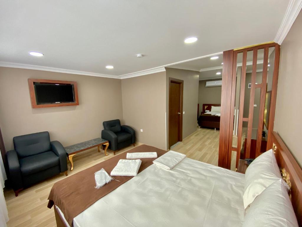 TV a/nebo společenská místnost v ubytování Grand Oral Hotel