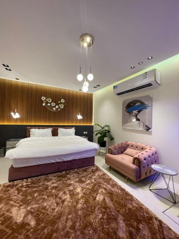 sypialnia z dużym łóżkiem i kanapą w obiekcie شاليه ريفو Revo chalet w mieście Al Ahsa
