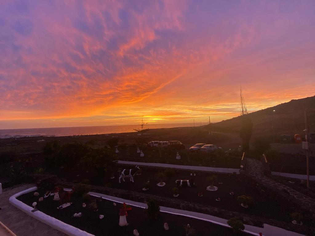 - un balcon offrant une vue sur le coucher de soleil dans l'établissement Club JM Lanzarote, à Tabayesco