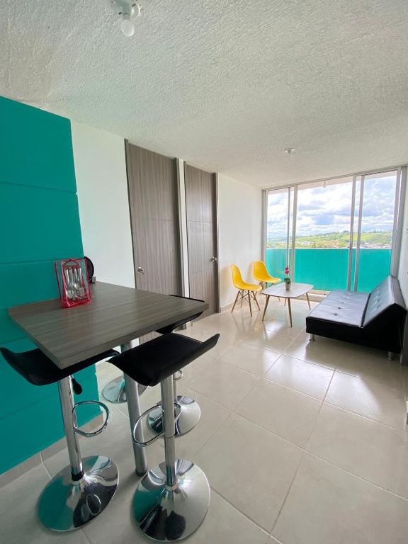 sala de estar con mesa, sillas y sofá en Apartamento montenegro caffeto 801, en Montenegro