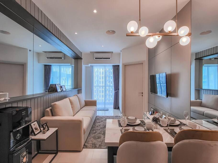 uma sala de estar com um sofá e uma mesa em Brand New - Luxury Modern Minimalist Design - 2BR em Lontar