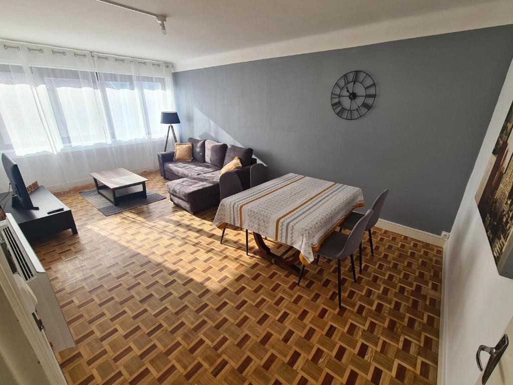 a living room with a couch and a table at Gîte Fontenoy-sur-Moselle, 2 pièces, 3 personnes - FR-1-584-173 in Fontenoy-sur-Moselle