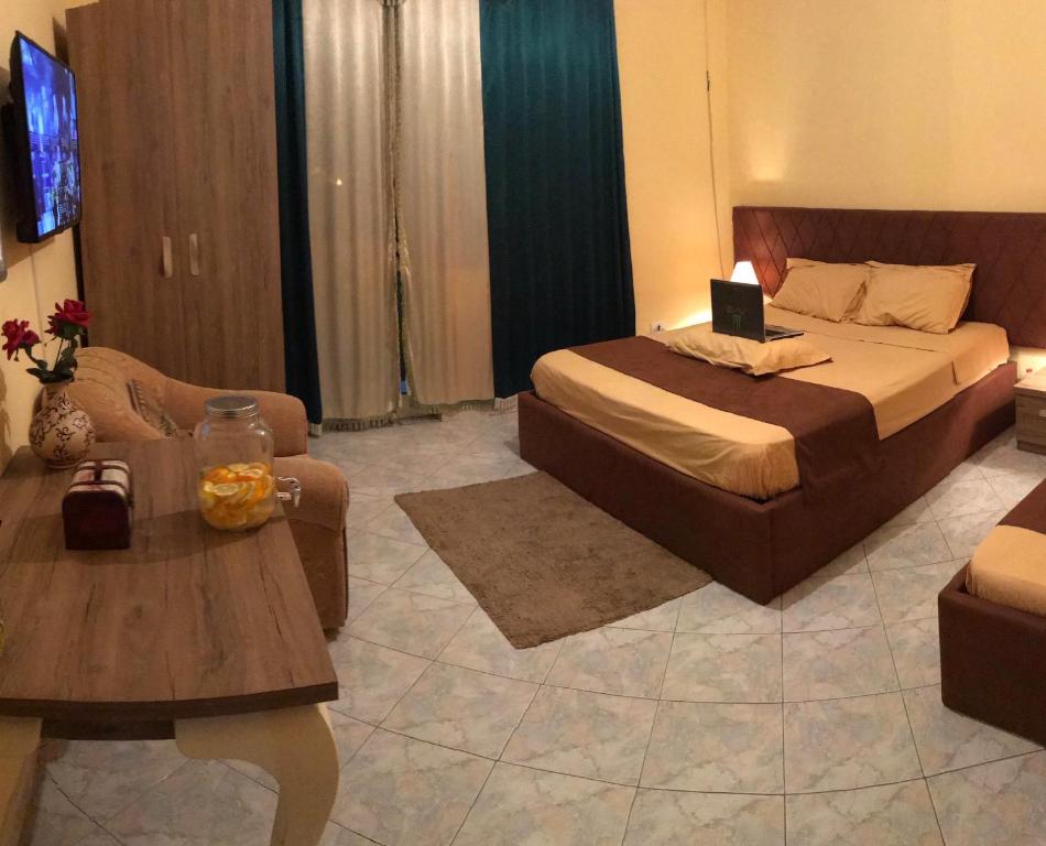 ein Schlafzimmer mit einem Bett und einem Laptop darauf in der Unterkunft Vogli's House Apartments & Rooms in Durrës