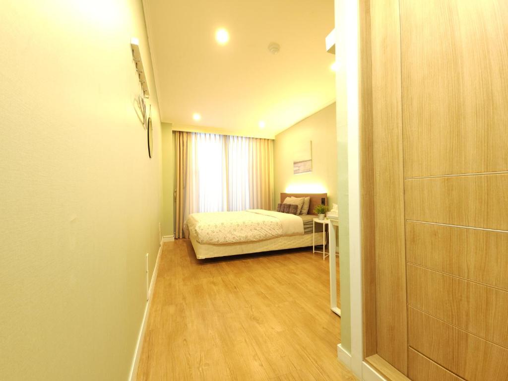 Cama ou camas em um quarto em OYO Rooftop Hostel