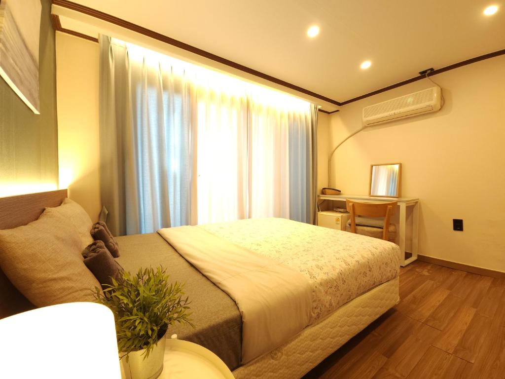 Cama ou camas em um quarto em OYO Rooftop Hostel