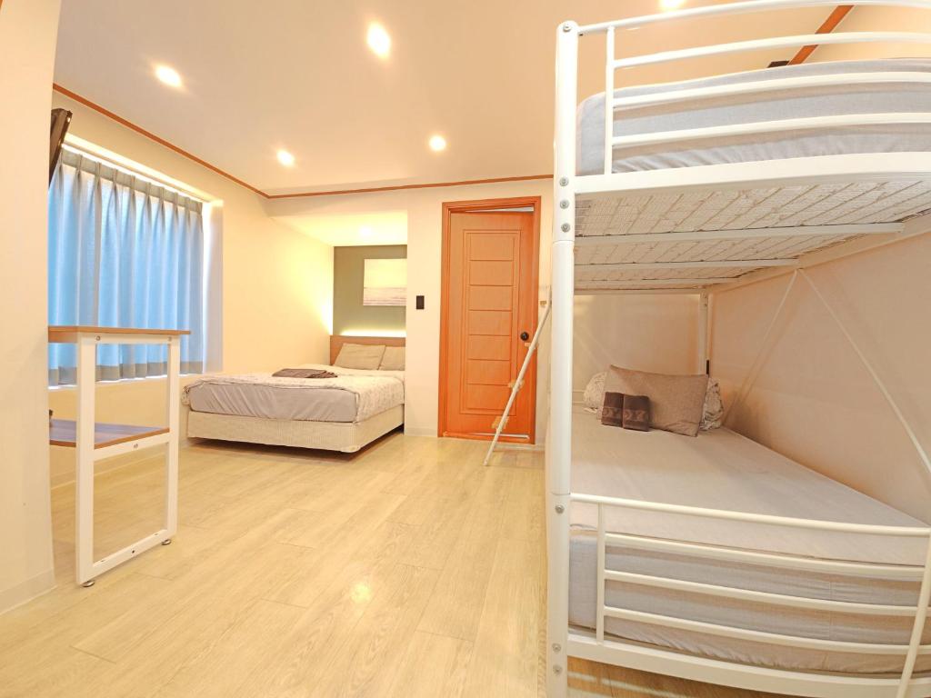 Cama ou camas em um quarto em OYO Rooftop Hostel