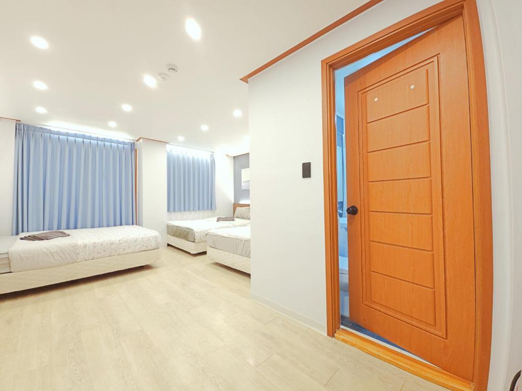 Cama ou camas em um quarto em OYO Rooftop Hostel
