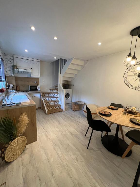 eine Küche und ein Esszimmer mit einem Tisch und Stühlen in der Unterkunft Charmant Appartement Duplex au calme in Évreux