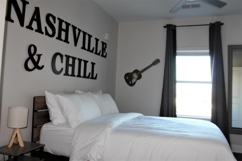 una camera con un letto e una chitarra appesa al muro di Luxe at the Gulch a Nashville