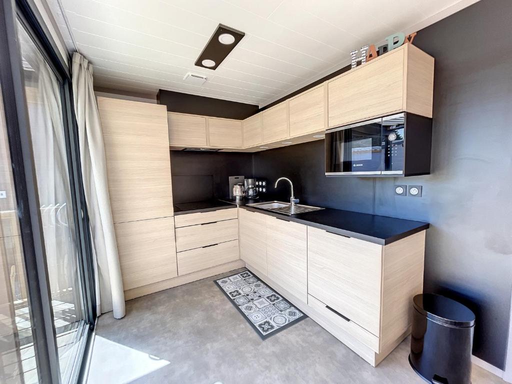 Zdjęcie z galerii obiektu Chalet de standing à Jullouville - Piscine chauffée, près de la plage, 6 couchages, Wi-Fi - FR-1-361-453 w mieście Jullouville-les-Pins
