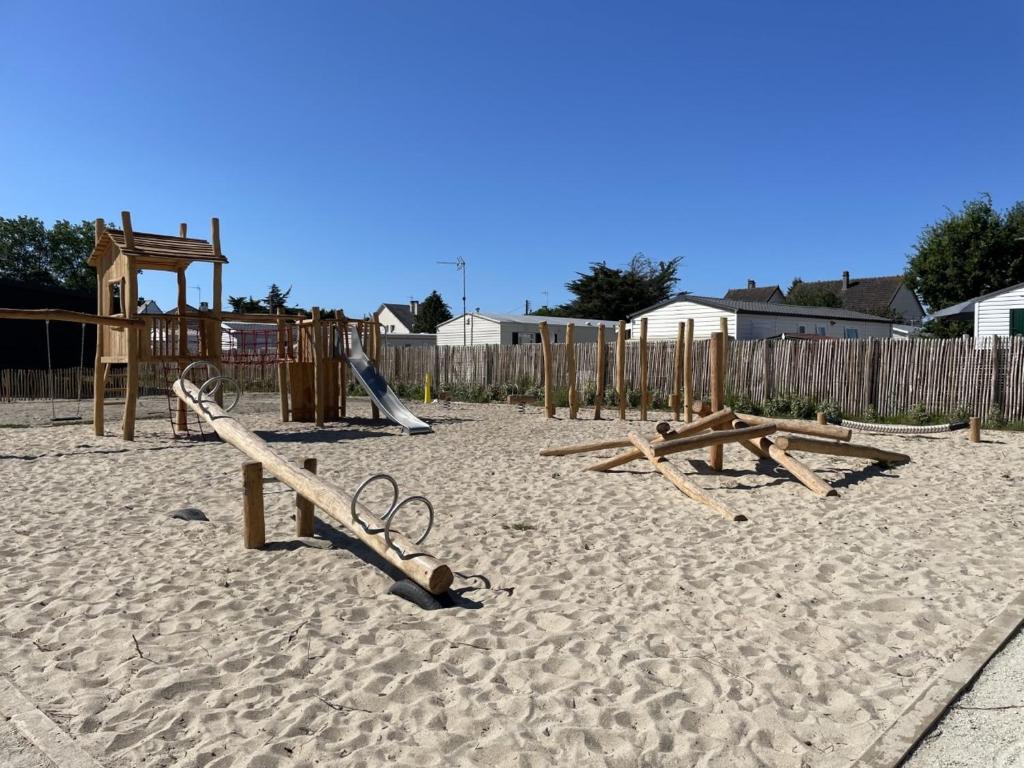 Zdjęcie z galerii obiektu Chalet de standing à Jullouville - Piscine chauffée, près de la plage, 6 couchages, Wi-Fi - FR-1-361-453 w mieście Jullouville-les-Pins