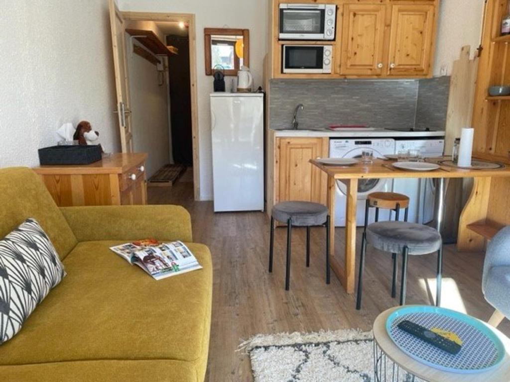un salon avec un canapé et une cuisine dans l'établissement Studio cabine, 4 pers, Risoul, proche commerces, Cuisine équipée, Balcon, Animaux acceptés - FR-1-330-559, à Risoul